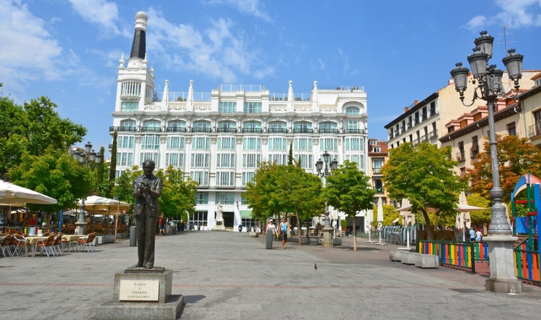 La statua di García Lorca in Plaza de Santa Ana. Credits Alizada Studios / Shutterstock