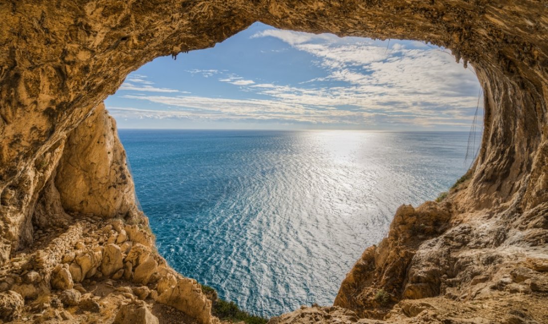 Il mare si spalanca sotto la Grotta dei Falsari. Credits Francesco Bonino / Shutterstock