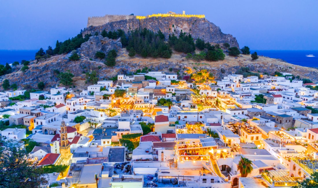 L'acropoli e il villaggio di Lindos. Credits ladybug10 / Shutterstock
