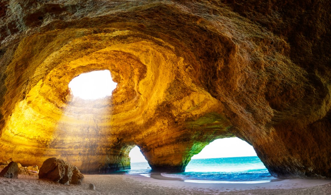 La Grotta di Benagil. Credits Rad Radu / Shutterstock