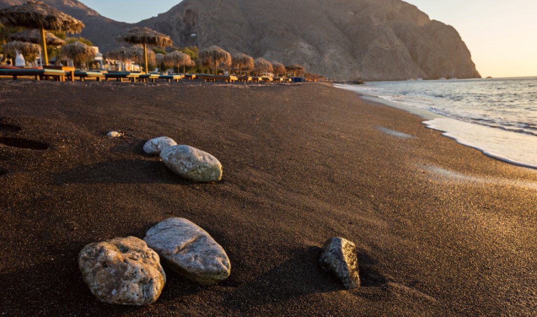 La spiaggia di sabbia nera di Perissa. Credits Lukas Gojda / Shutterstock