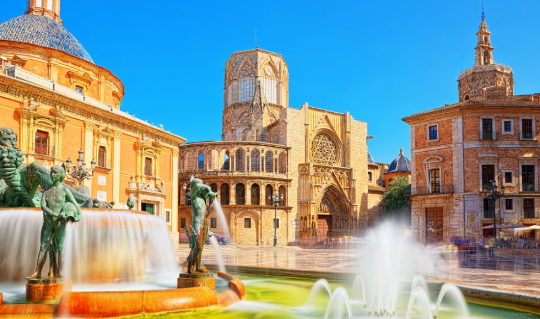 La Fuente del Túria e la cattedrale. Credits V_E / Shutterstock