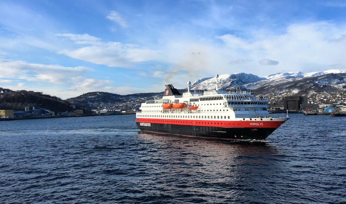 Harstad: l’Hurtigruten entra in porto