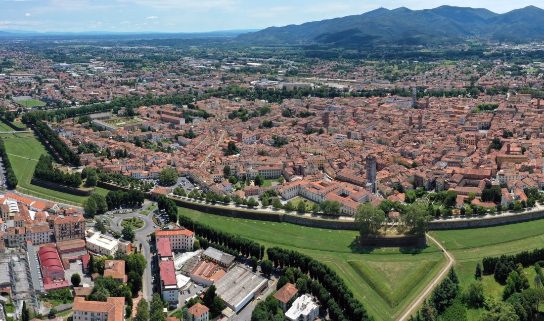 Lucca, colpo d'occhio della città e delle mura. Credits D-VISIONS / Shutterstock