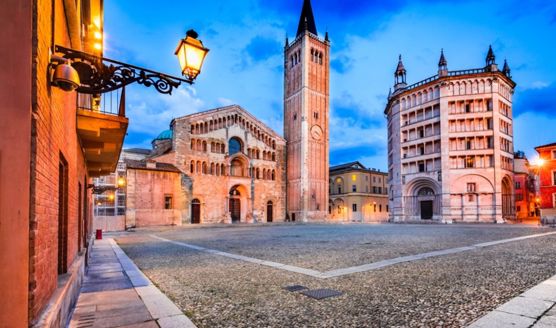 Parma, piazza del Duomo all’imbrunire