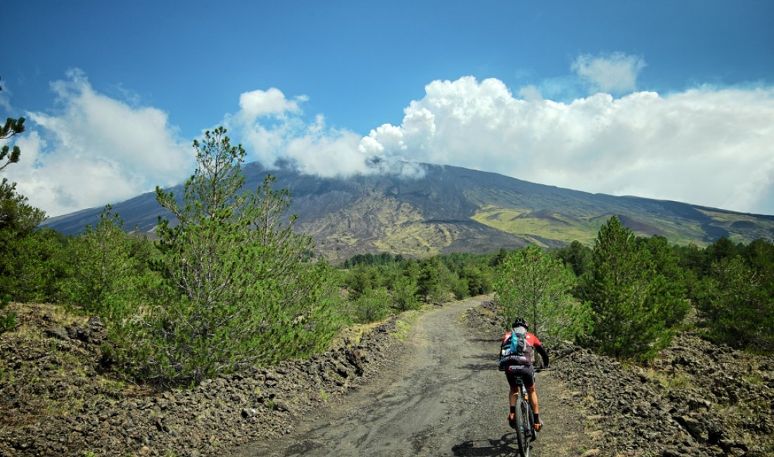 In bicicletta verso l'Etna. Credits ollirg / Shutterstock