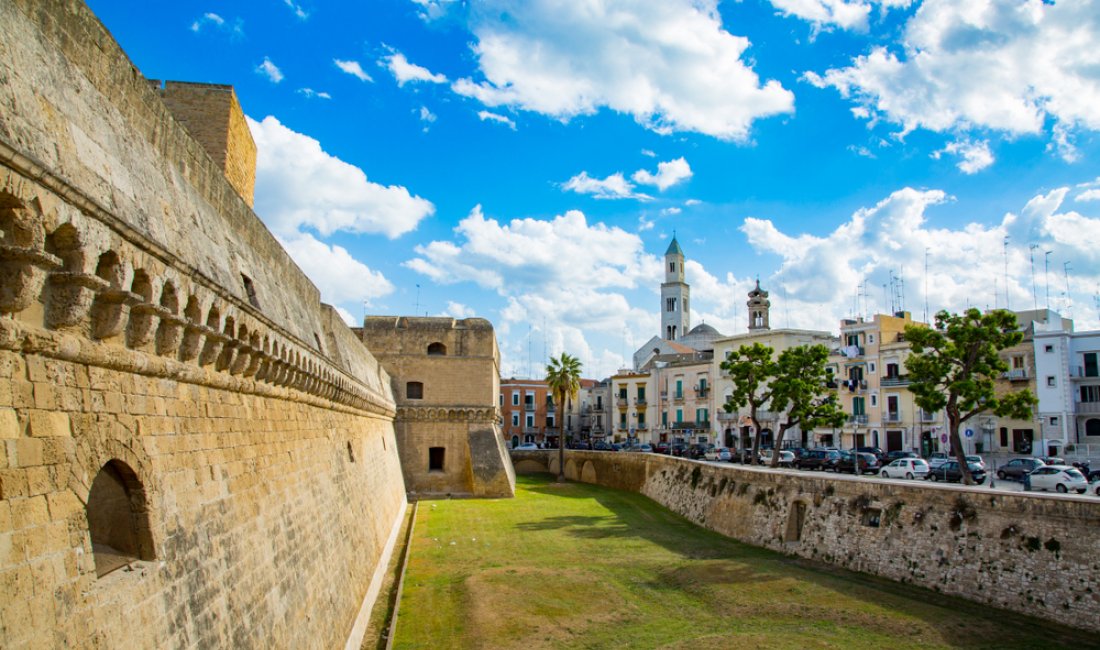 Bari, le possenti mura del Castello Svevo. Credits Michal Ludwiczak / Shutterstock