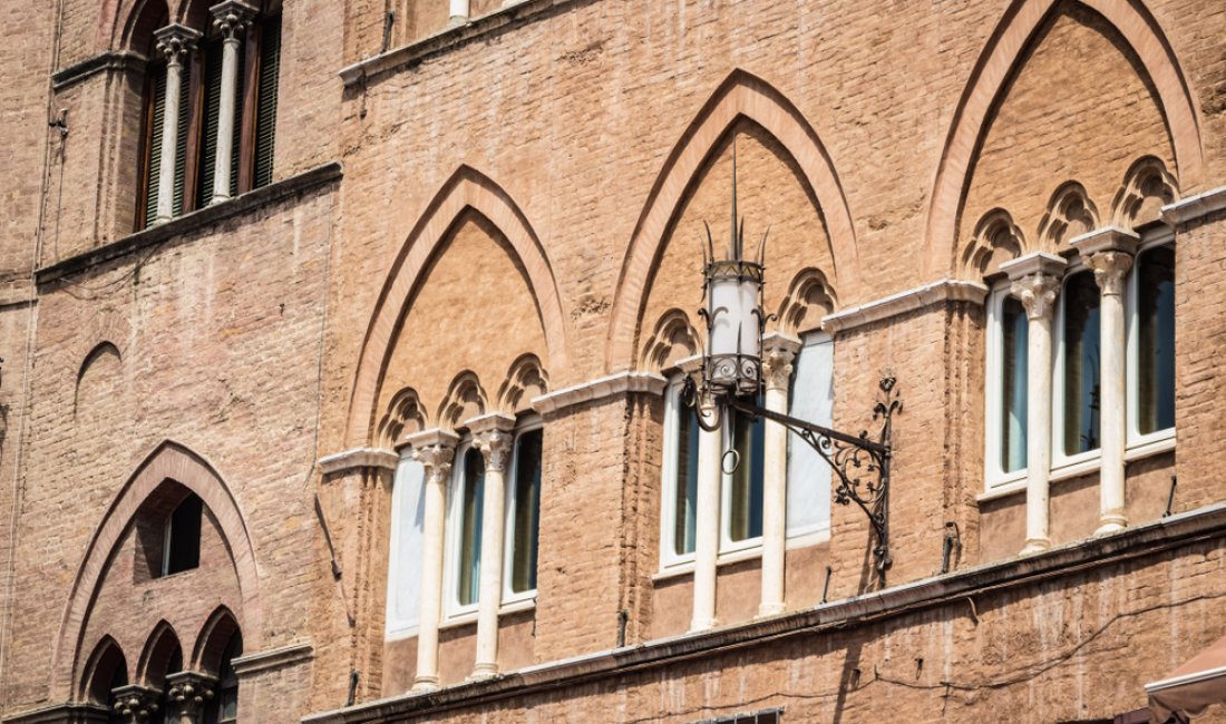 Siena, le finestre di palazzo Sansedoni