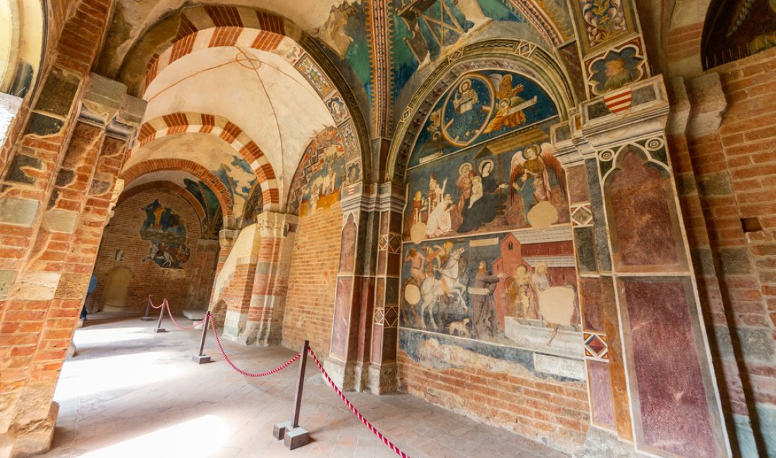Vezzolano, gli affreschi del chiostro