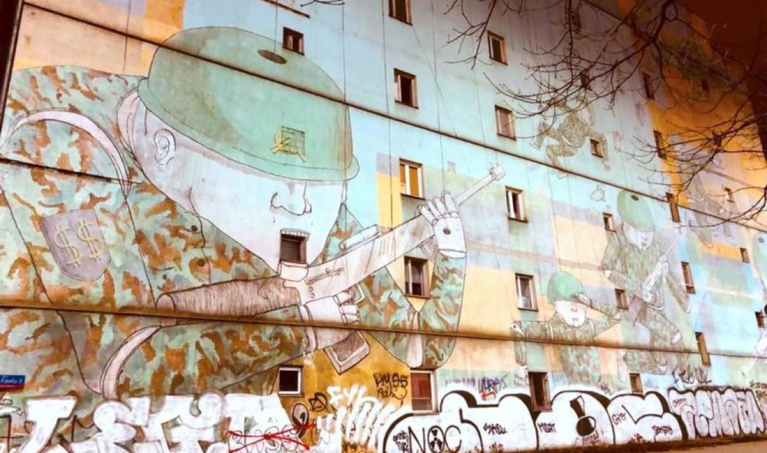 Varsavia, uno dei murales dell’artista italiano Blu © Peekaboo Travel Baby