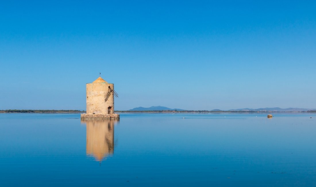 L'antico mulino spagnolo nella laguna di Orbetello. Credits Daniele Novati / Shutterstock