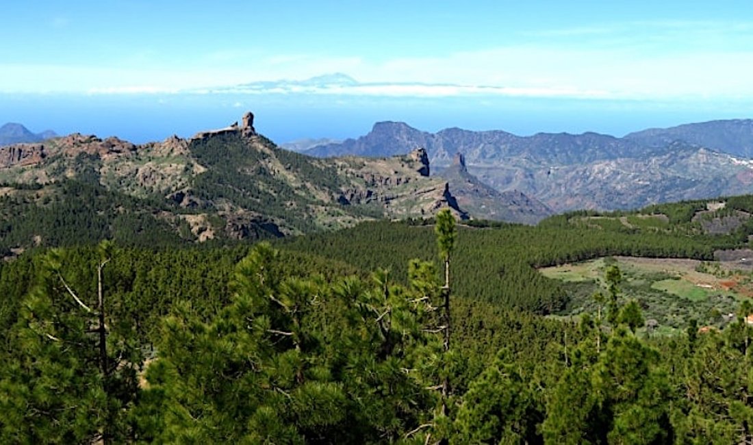 Il Roque Nublo con il vulcano Teide tra le nuvole © Diana Facile – LaGlobetrotter.it