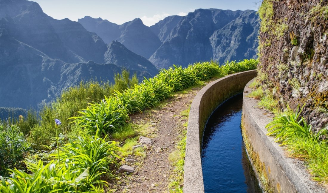 Il sentiero che corre parallelo a una levada. Credits Martin Blazicek / Shutterstock