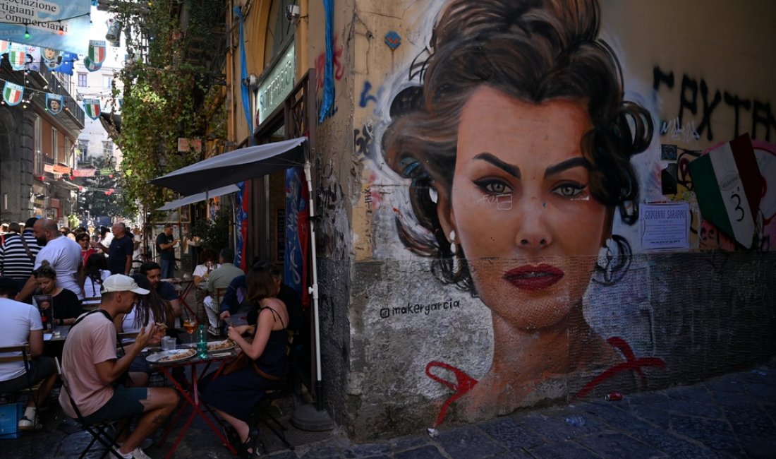 Sophia Loren raffigurata su un muro di via dei Tribunali. Credits RVillalon / Shutterstock