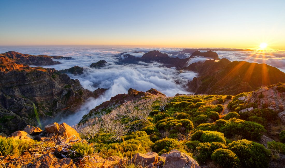 Il sole al tramonto e il mare di nuvole dal Pico Ruivo. Credits RadekSklenicka / Shutterstock