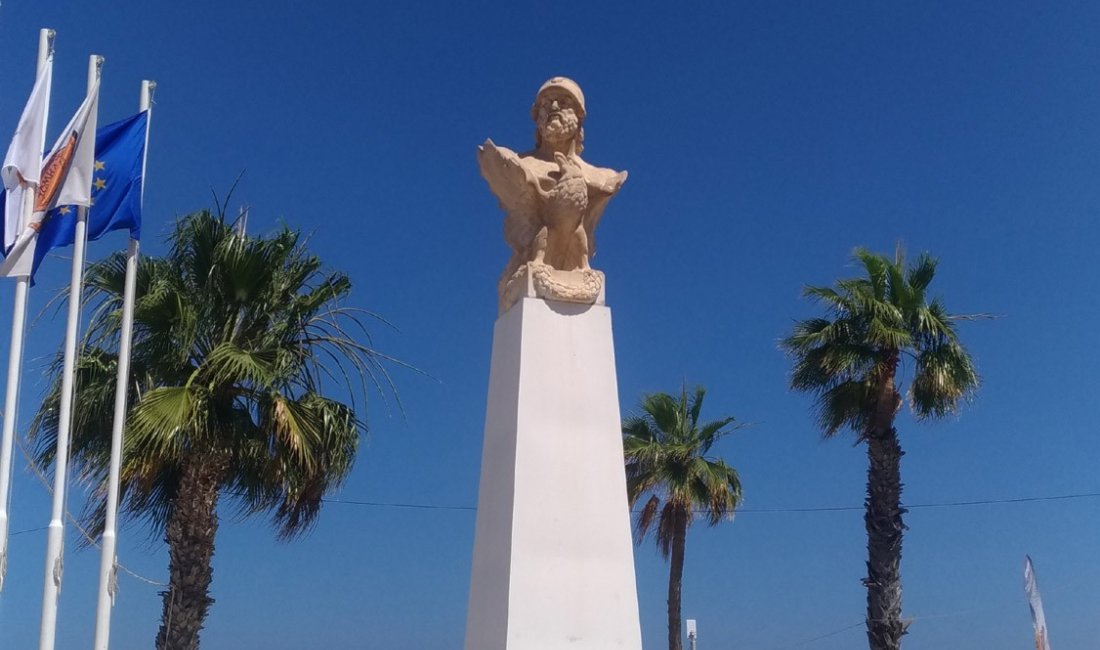 Il monumento a Cimone, generale ateniese, sul lungomare di Finikoudes © Stefania Manfredi