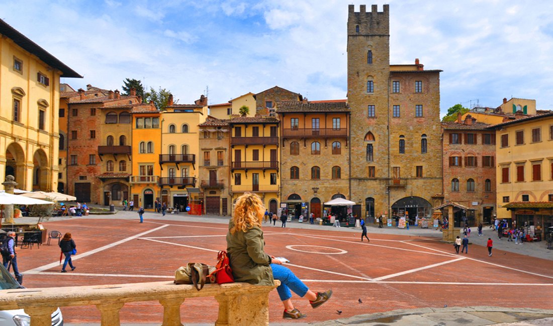 Arezzo in giro per Piazza Grande e il centro storico Guide