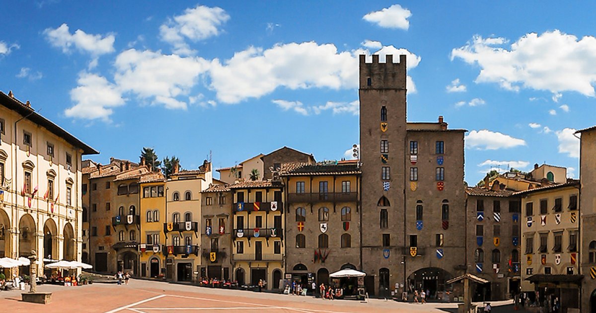 Arezzo in giro per Piazza Grande e il centro storico Guide